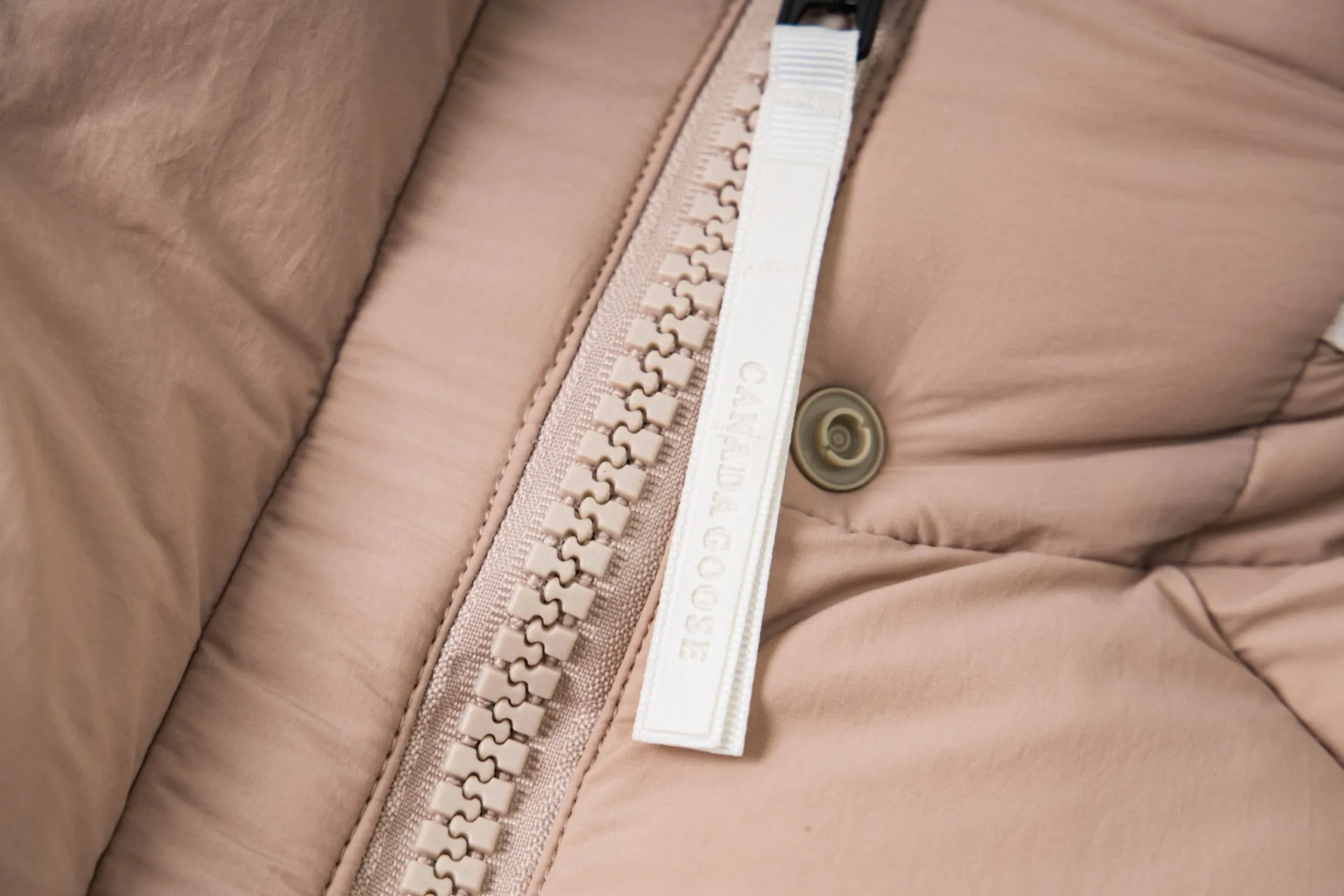 P770 model number: G124 Canada Goose PASTELS series new Parker couple's hooded down jacket 1️⃣The fabric is made of soft EnduraLuxe fabric, which enhances the durability of easy-to-wear parts, is lightweight and durable; the inner liner is made of anti-velvet gallbladder, which is comfortable and soft without velvet. It has a detachable hood, can be adjusted in two directions, and is also filled with down, which brings greater softness and wrapping around the head and neck, and is full of warmth. This parka features white trim on the back and sides, and the hardware locks are all original and custom-made to match the muted fabric color. Goose label: The official website’s new series of silicone material labels, non-embroidery labels. 2️⃣It is very youthful and energetic, and can be easily worn by both men and women. It is very in line with the fashion aesthetic concepts of today's young people! 3️⃣ A full set of customized accessories, complete with three standards, same style for men and women, a must-have for couples! Color: black, white, pink, stone gray, water-soluble blue Size: XS, S, M, L